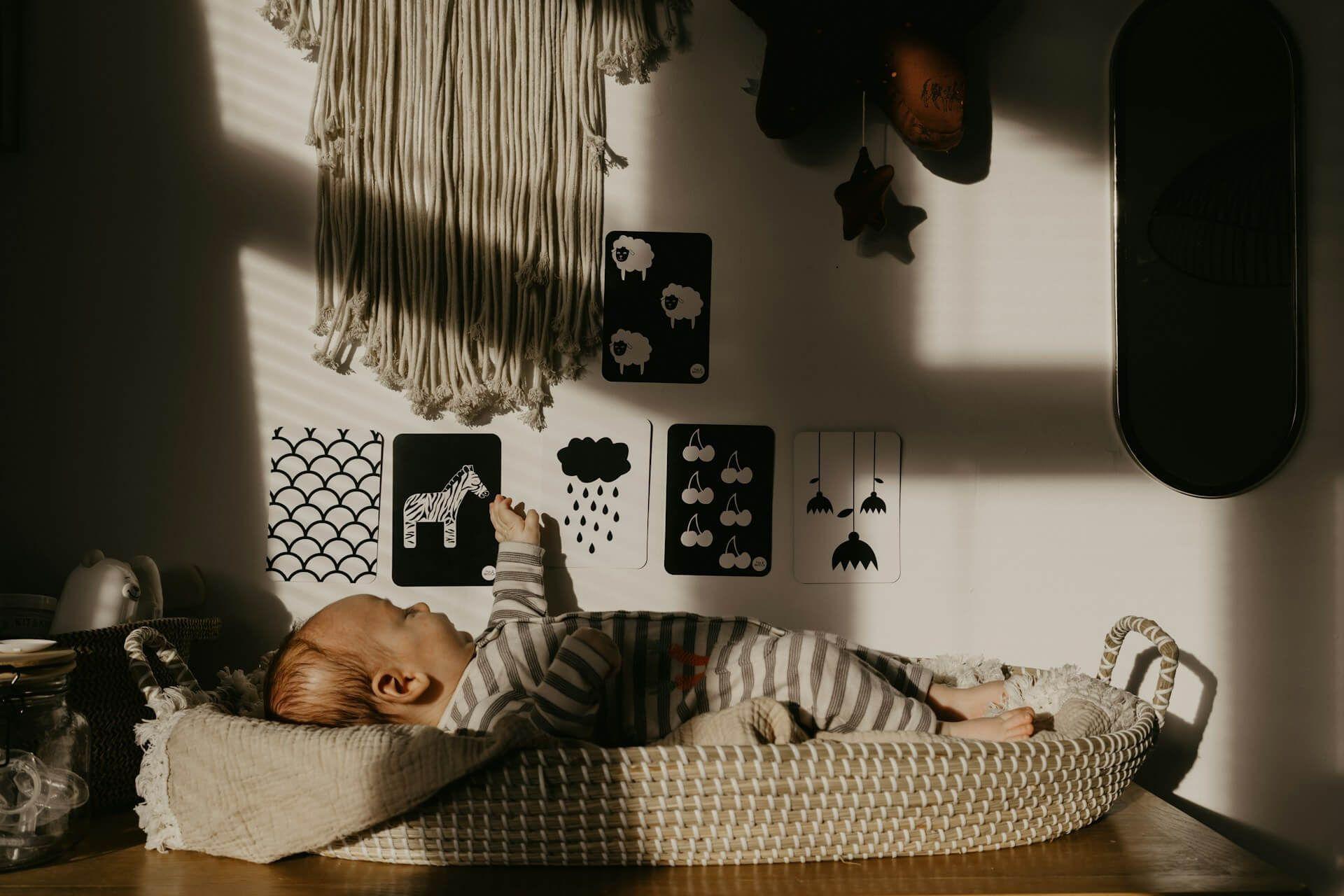 Een baby die lacht in zijn slaap als symbool van onschuld en spirituele zuiverheid Photo - Een baby die lacht in zijn slaap als symbool van onschuld en spirituele zuiverheid
