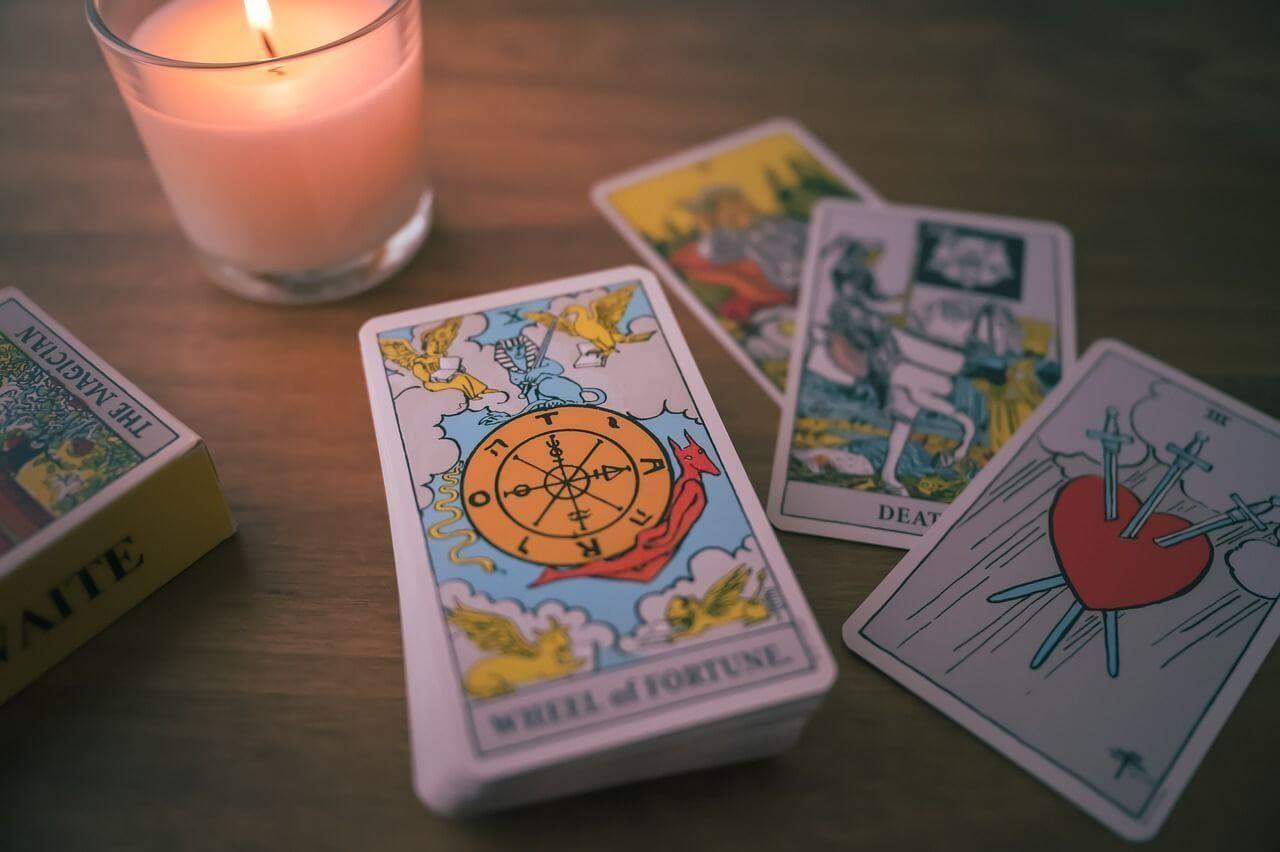 Een eenvoudige tarotlegging met twee kaarten voor ja-of-nee-vragen, op de blog van AskNebula Photo - Een eenvoudige tarotlegging met twee kaarten voor ja-of-nee-vragen, op de blog van AskNebula