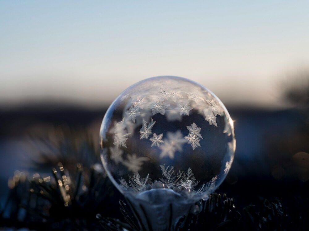 Een tarotlegging voor de winterzonnewende over loslaten, vernieuwing en wedergeboorte Photo - Een tarotlegging voor de winterzonnewende over loslaten, vernieuwing en wedergeboorte